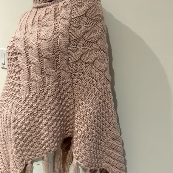 Turtleneck poncho - Picture 2 of 3